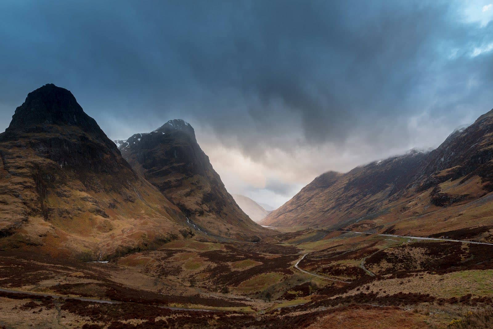 La vallée de Glencoe sous un ciel dramatique, les Three Sisters dans la lumière
