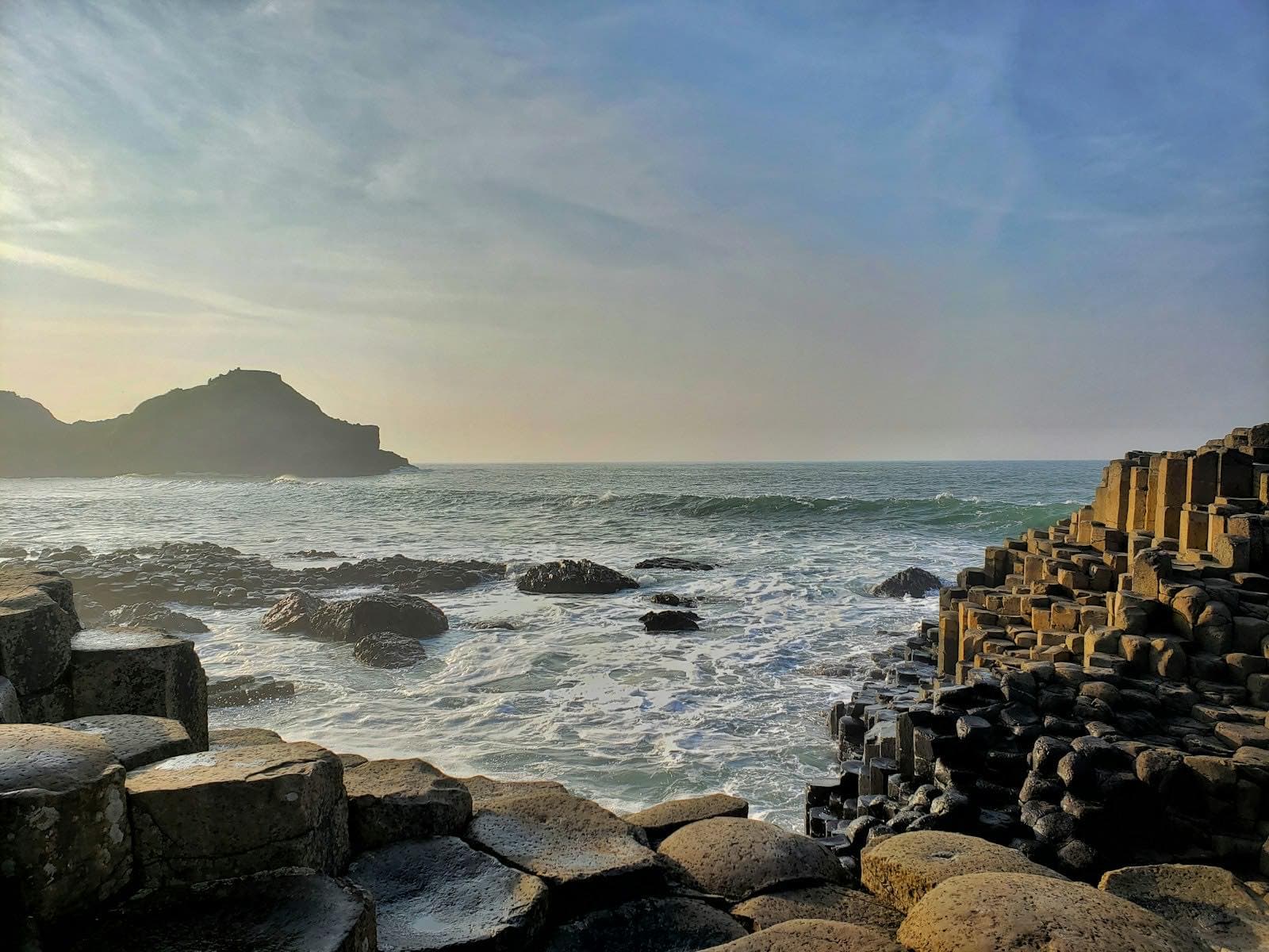 Les colonnes de basalte hexagonales de la Chaussée des Géants face à la mer au couchant, en Irlande du Nord