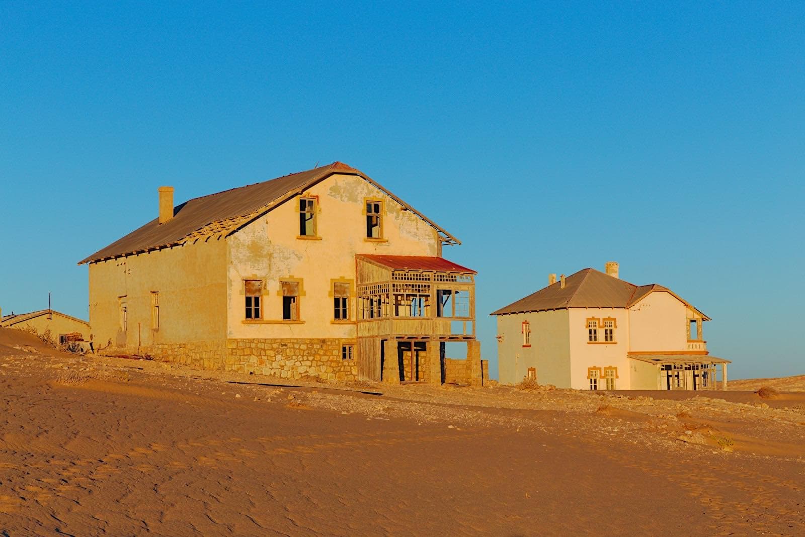 Maisons coloniales abandonnées de Kolmanskop envahies par le sable du désert