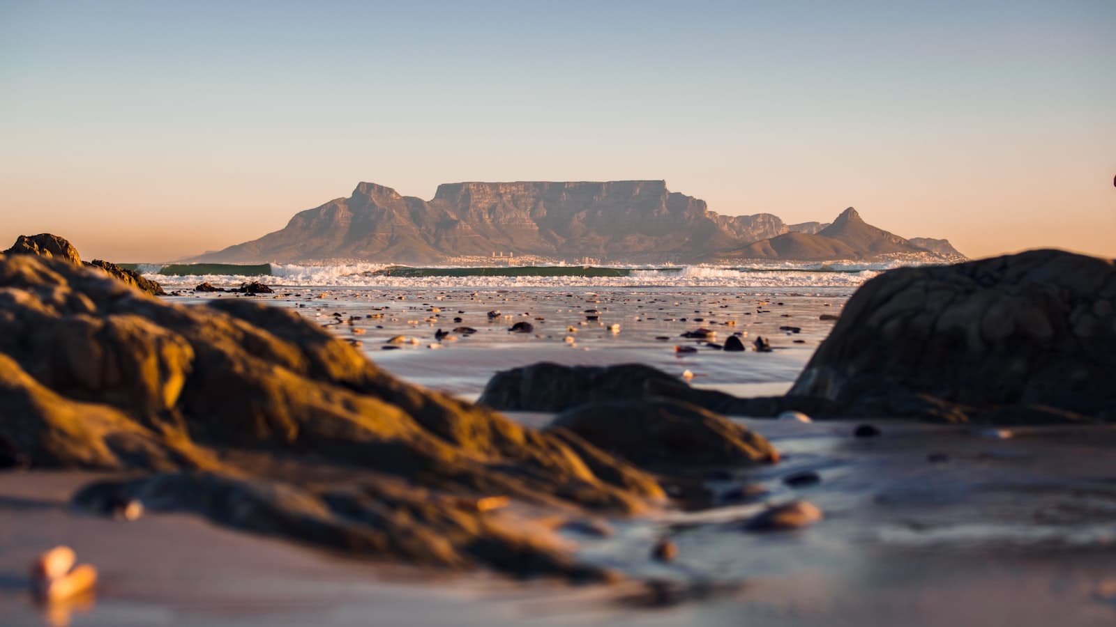 La montagne de la Table au soleil couchant, vue depuis la plage de Bloubergstrand