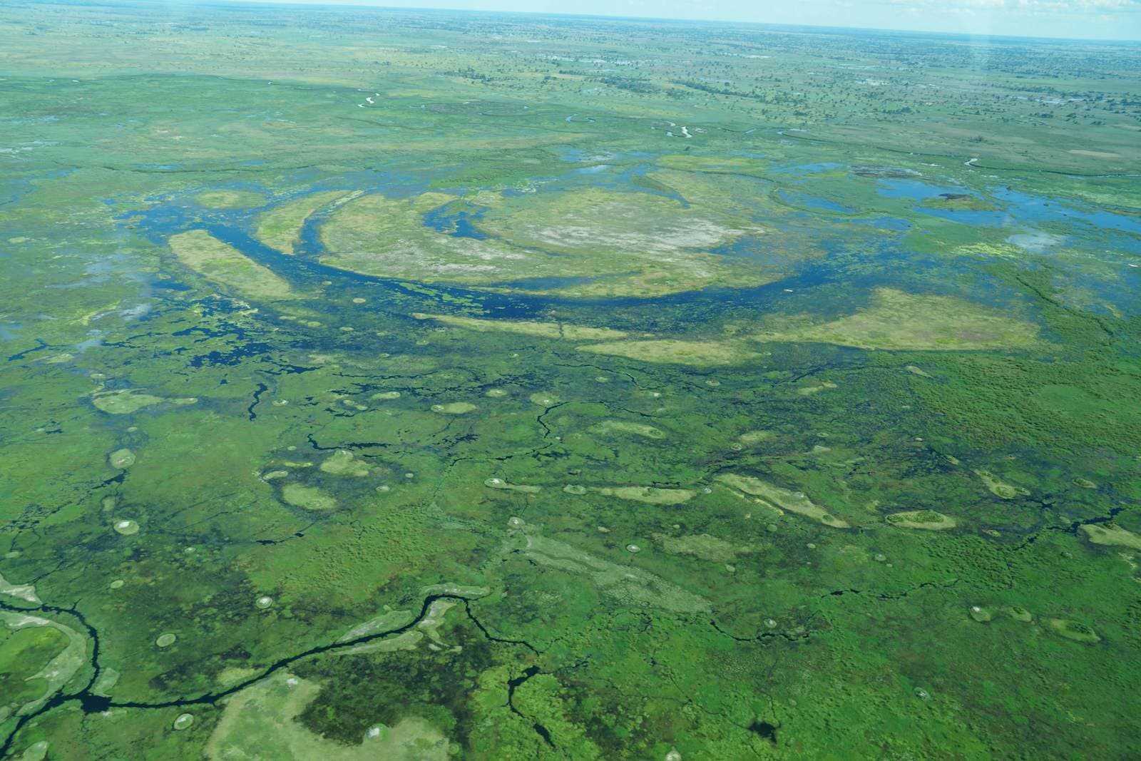Vue aérienne du delta de l'Okavango, labyrinthe de chenaux et d'îles vertes