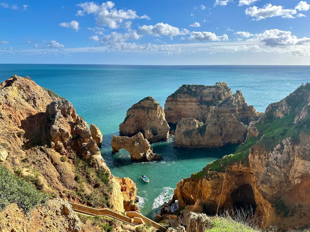 Les falaises ocre et les eaux turquoise de Ponta da Piedade, en Algarve