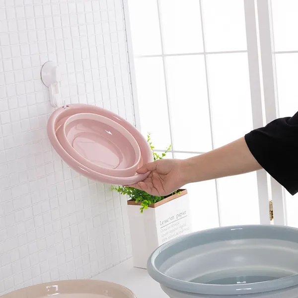 Bassine pliée accrochée au mur